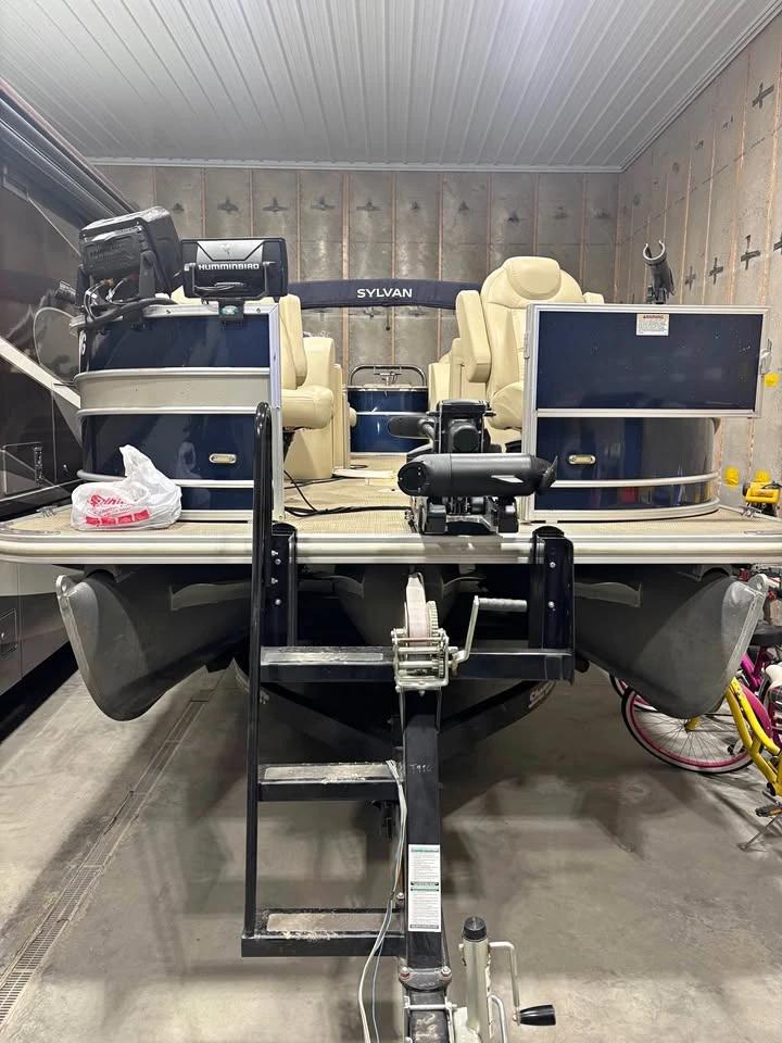 2018 Sylvan 8522 Party & Fish