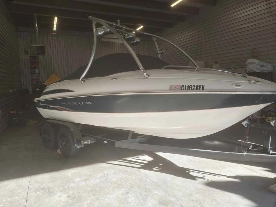 2002 Maxum 2200 Cuddy Cabin