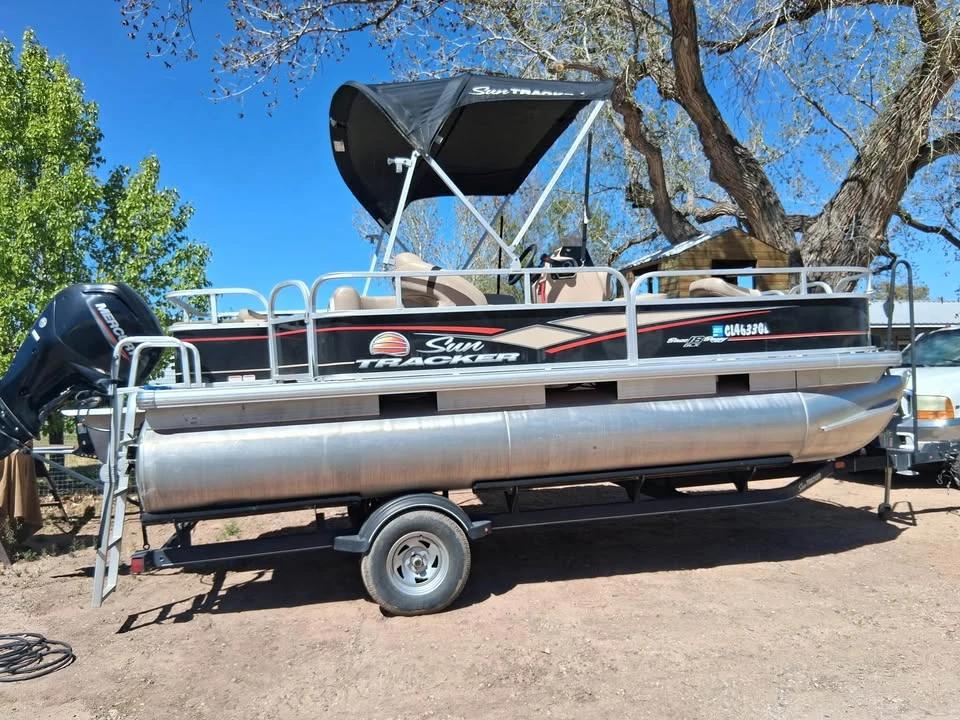 2019 Sun Tracker Pontoon Boat