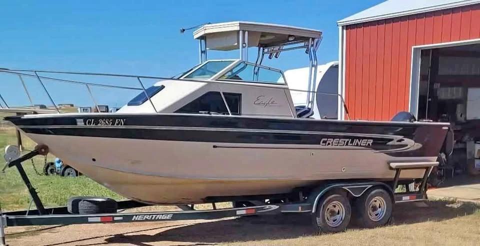 1999 Crestliner Eagle 2360 SST