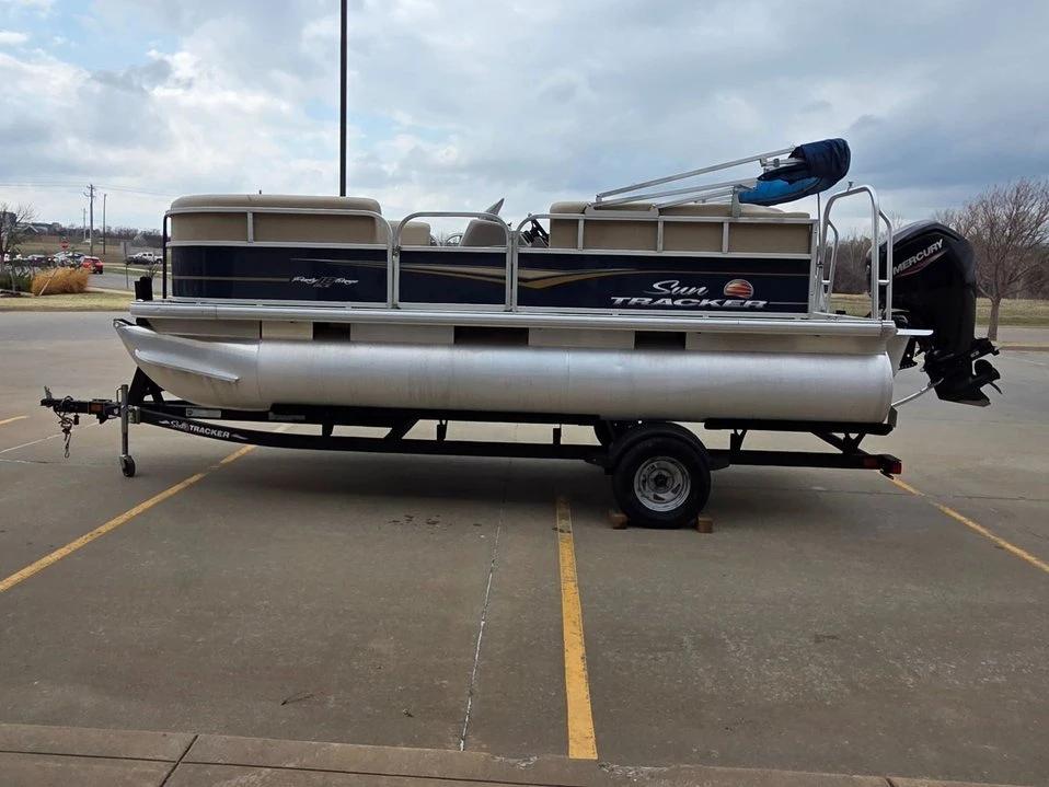 2021 Sun Tracker 18 DLX