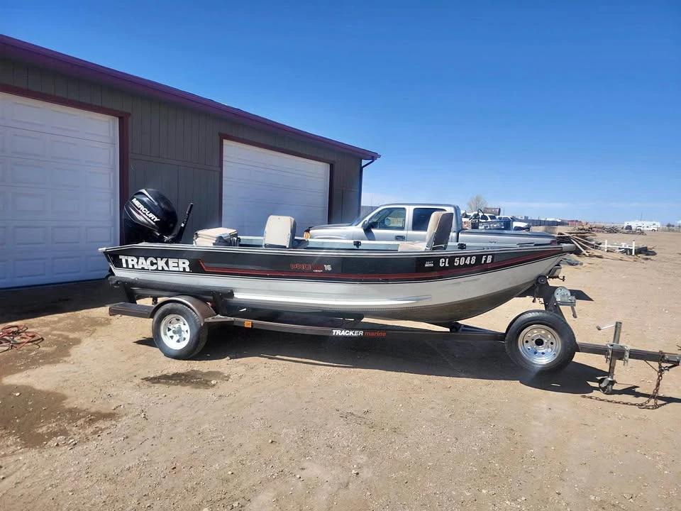 2000 Tracker Pro Guide Deep-V 16