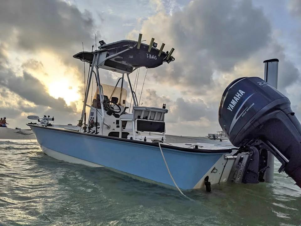 2001 Triton 22 ft Tunnel Bay Boat