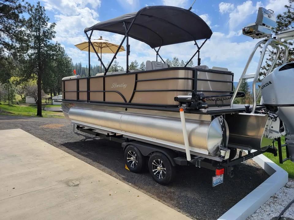 2023 Bentley 223 fish & cruise tritoon