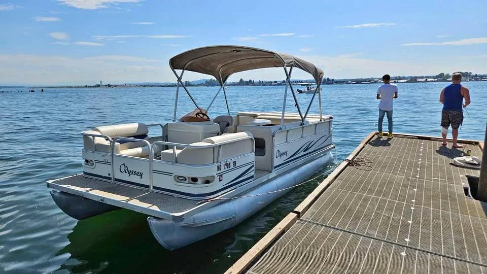2007 Odyssey Pontoon Boat 216F