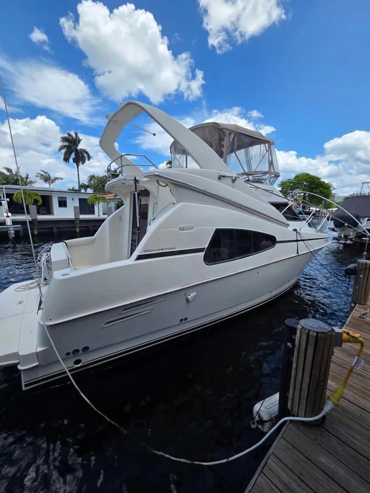 2002 Silverton Marine 330 Sport Bridge
