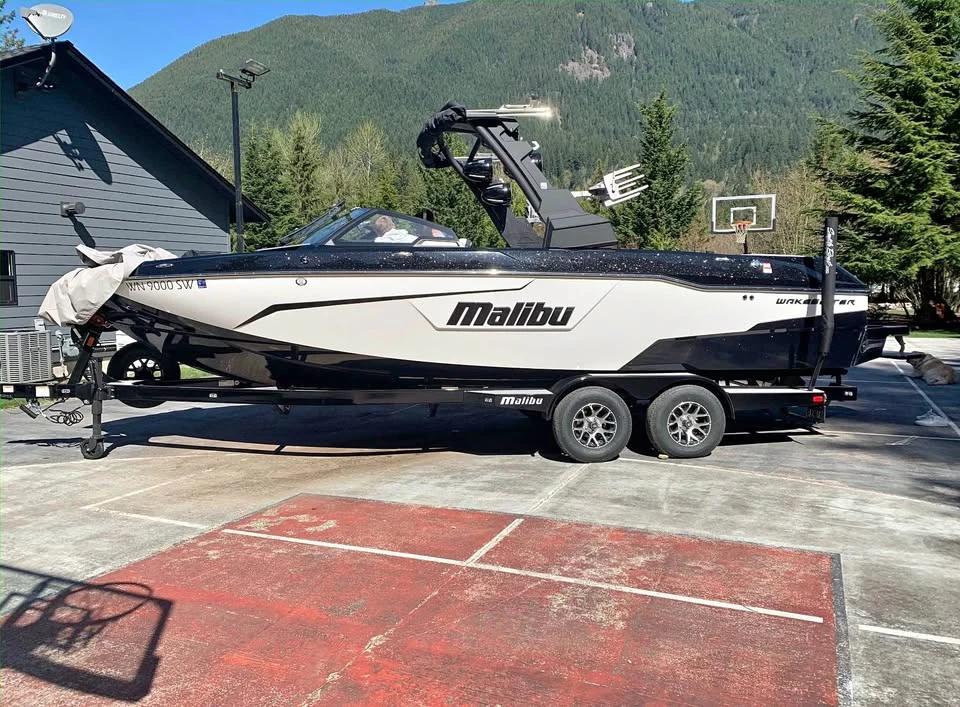 2020 Malibu 25 lsv wake surf boat