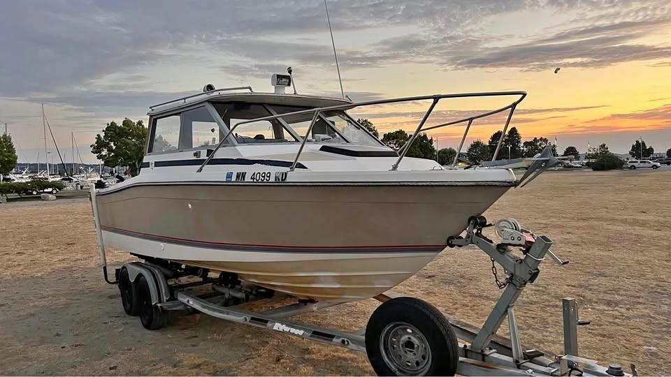 1992 24ft Bayliner Trophy Alaskan cabin Trophy 2352 Alaska Pack