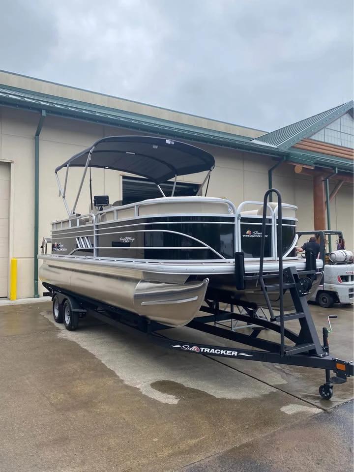 2022 Party Barge 22 DLX