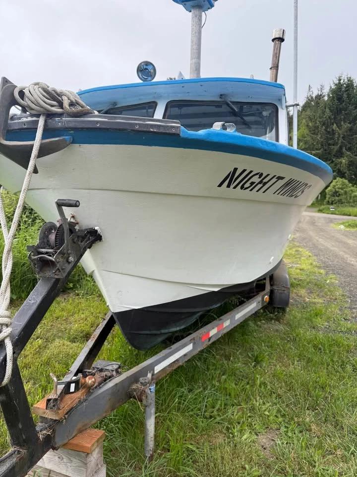 1978 Tollycraft 25’ gillnet 25 Command Bridge Cruiser