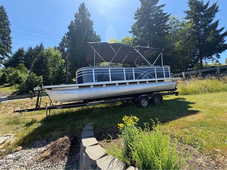 1985 Bennington Pontoon Boat
