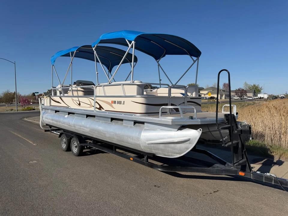2026 SUN TRACKER PARTY BARGE