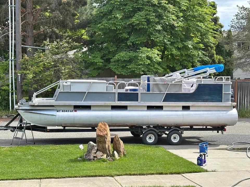 1988 Tracker Marine FloteBote