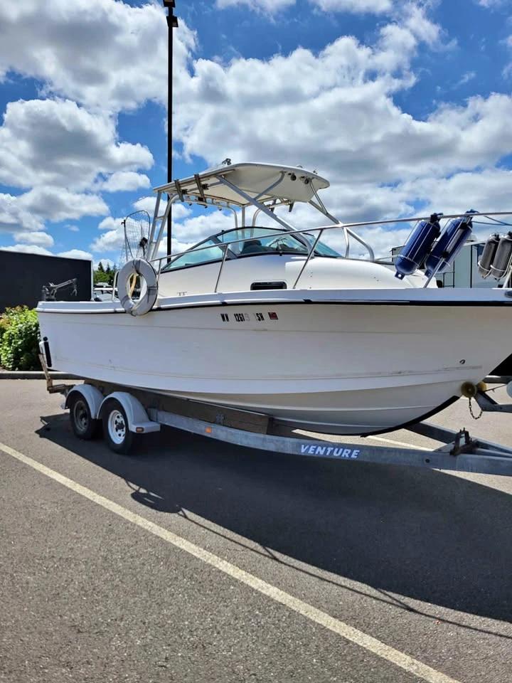 2003 23 foot Bayliner Trophy walk-around fishing boat Trophy 2302 Walkaroun
