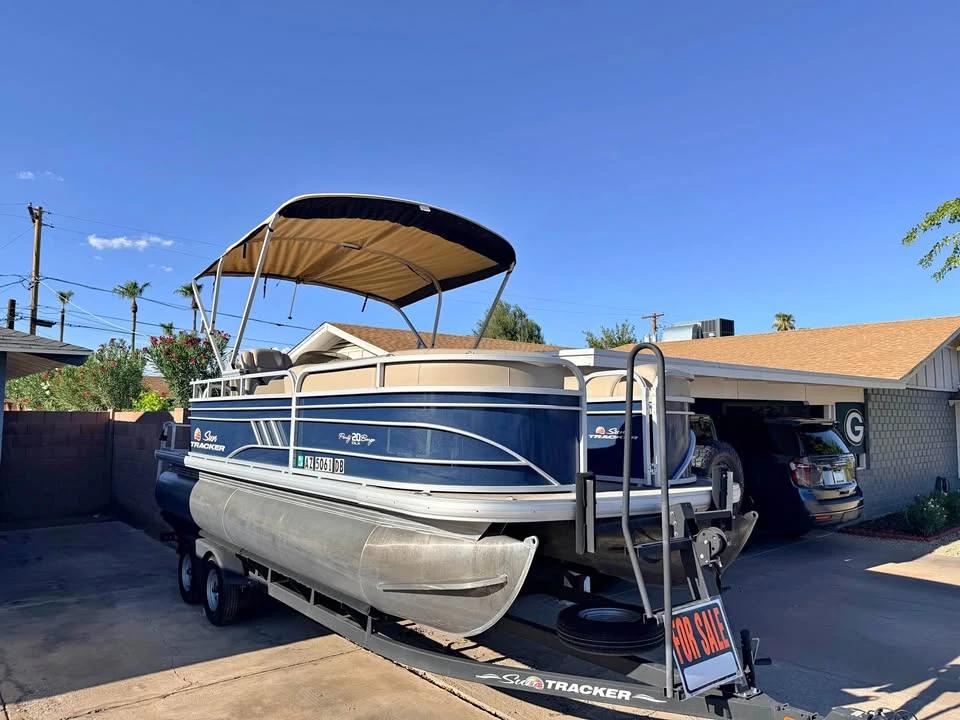2023 Sun Tracker PB20 Party Barge 20 DLX