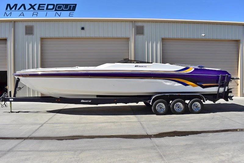 2000 Hallett 340 mid cabin open