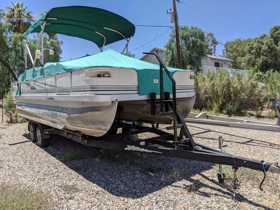 2003 20Ft 2003 Bennington Pontoon boat. 2050RL