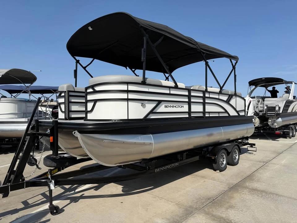 2025 Bennington Tritoon 22 SSR SPS