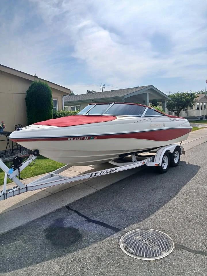 1990 Rinker 212 Captiva Bow Rider