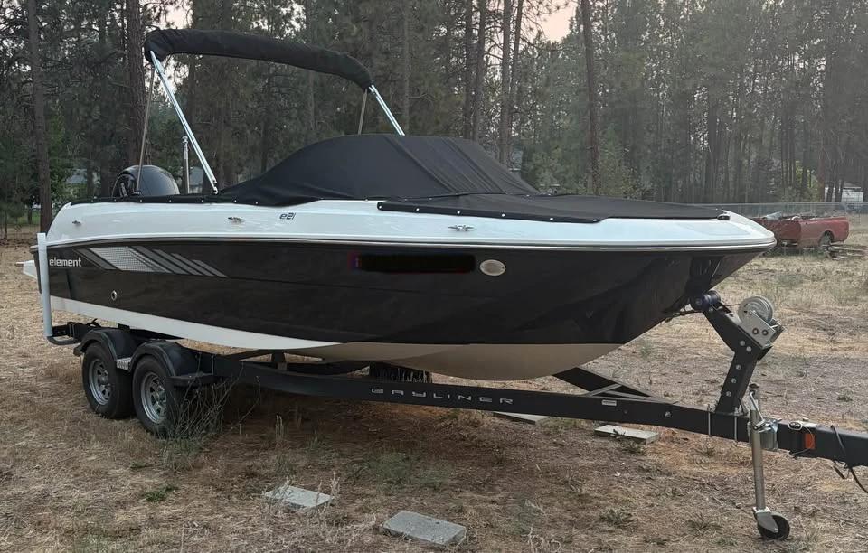 2022 Bayliner element e21 deck boat