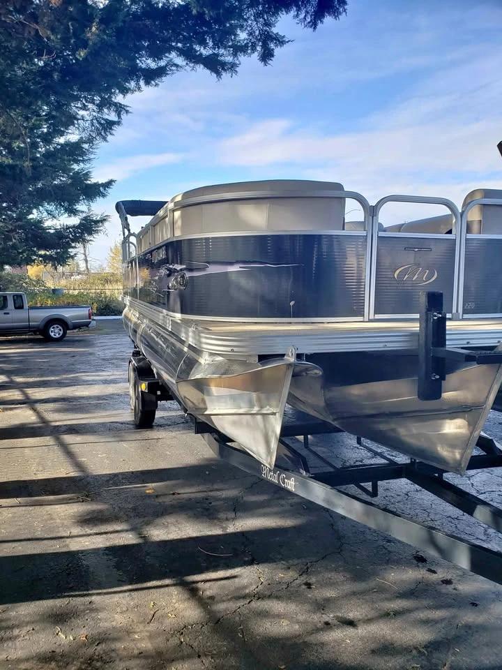 2013 Manitou 22' Tritoon Manitou 22 Aurora VP