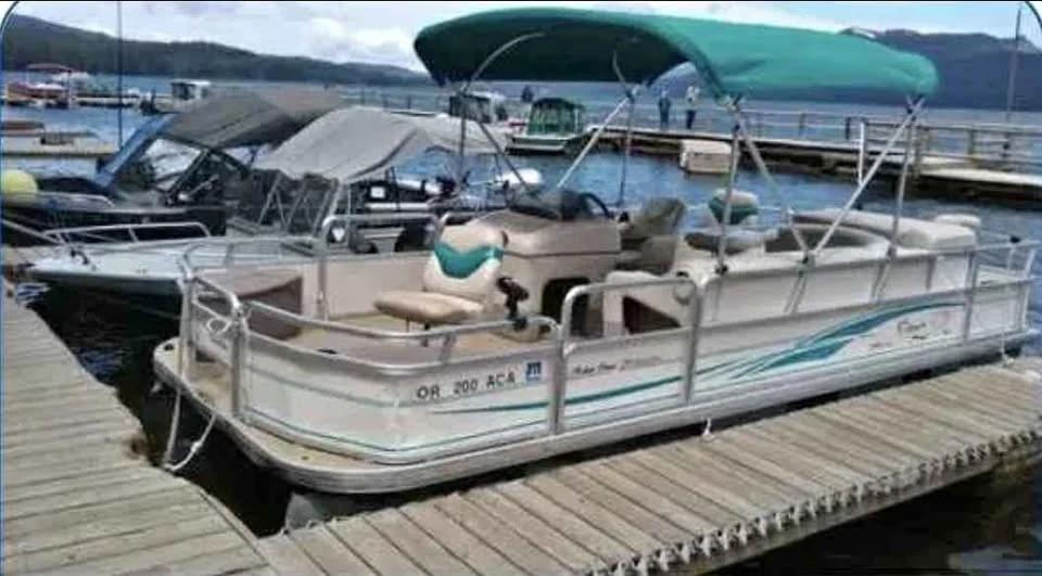 2005 Bass Pro Pontoon Boat 21' Fishing Barge Series Sun Tracker Fishin' Barge 21