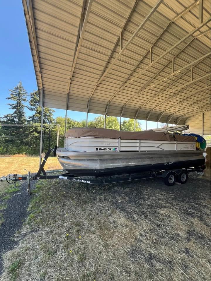 2017 Sun Tracker Party Barge 22 DLX 22 DLX