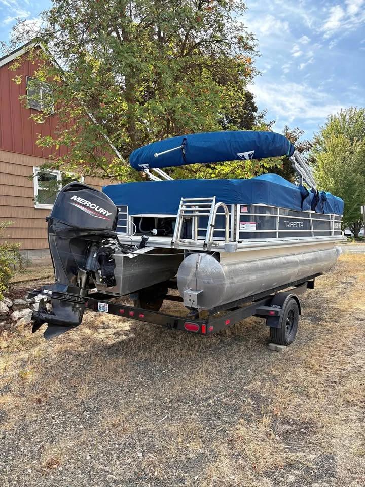 2021 Trifecta Pontoon 22C2 LE