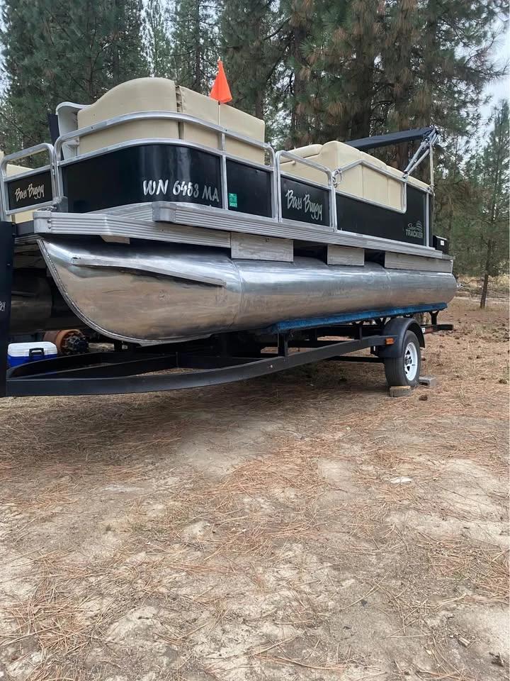 2025 20’ Bass Buggy sun tracker 18 DLX