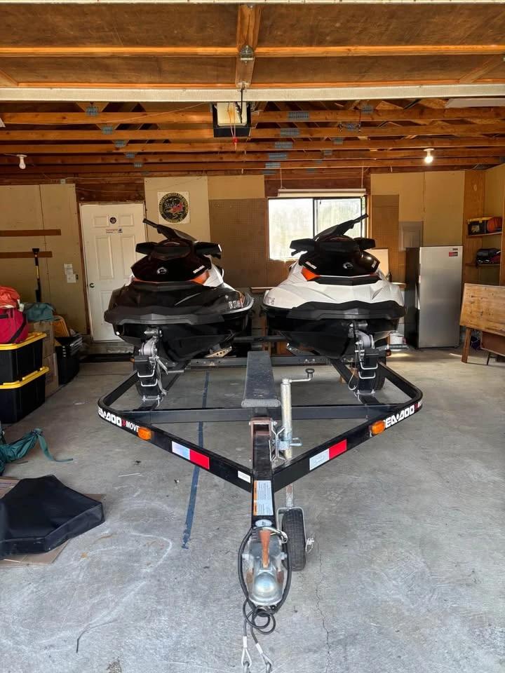 2017 SeaDoo GTI 130 jet-skis