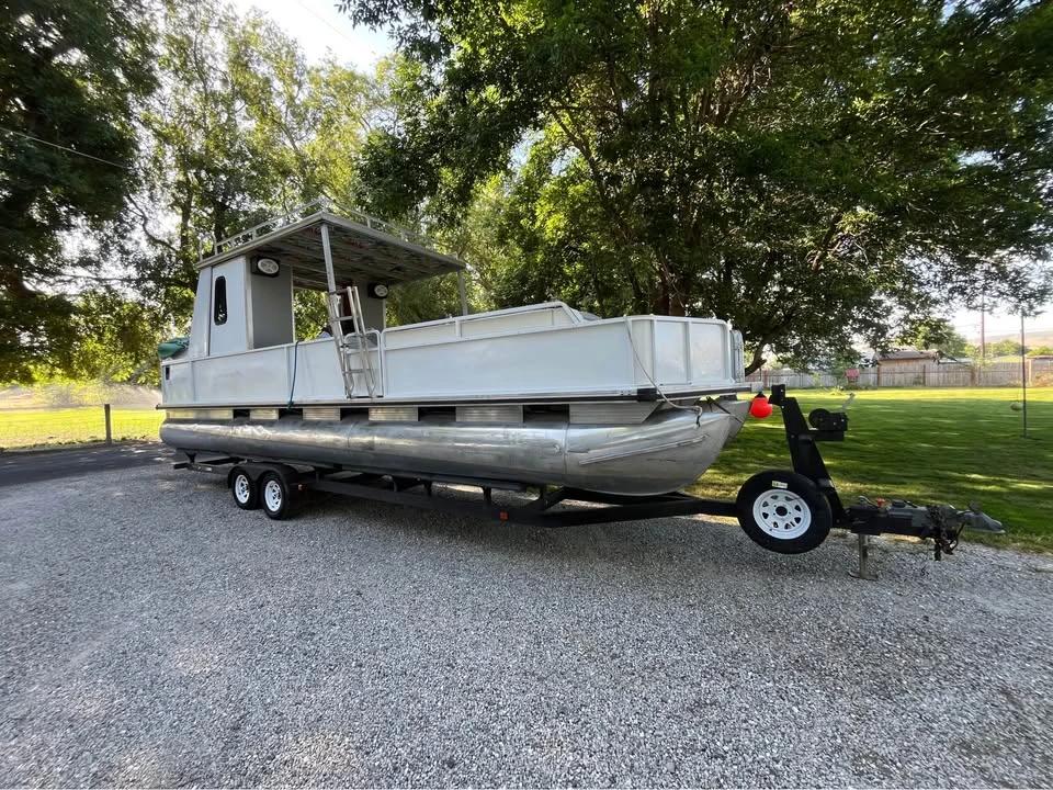2000 30’ party barge pontoon Party Hut 30 Regency Edition