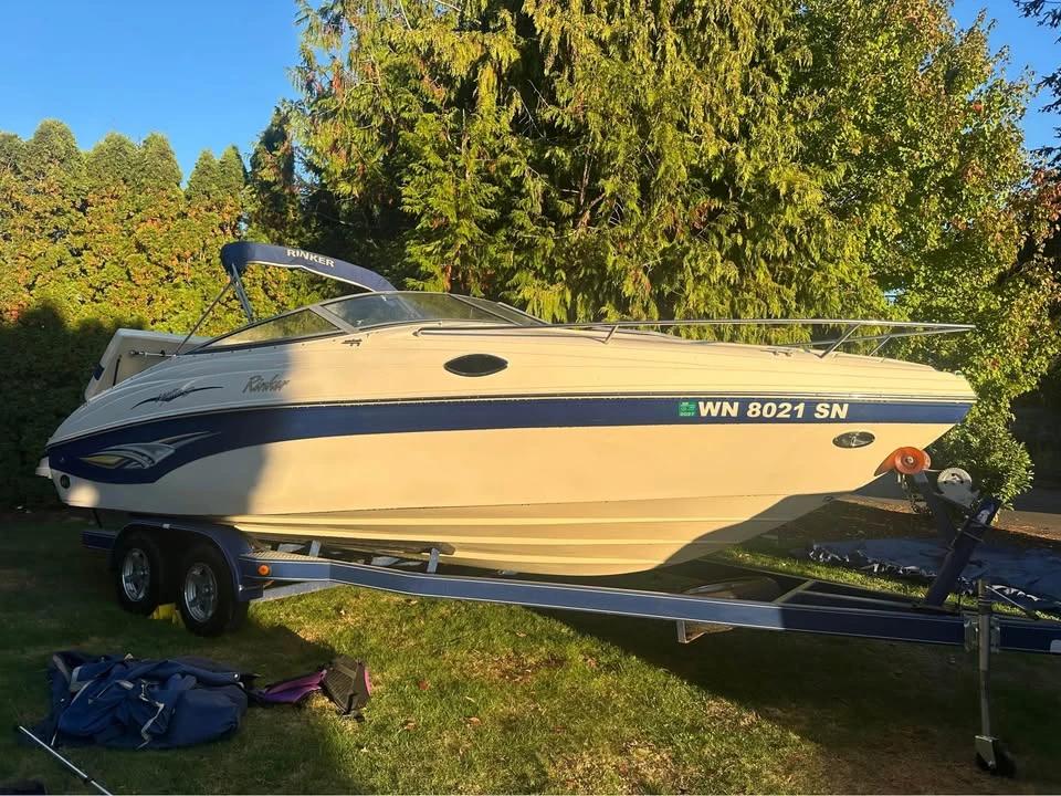 2004 Rinker Captiva 232 cuddy