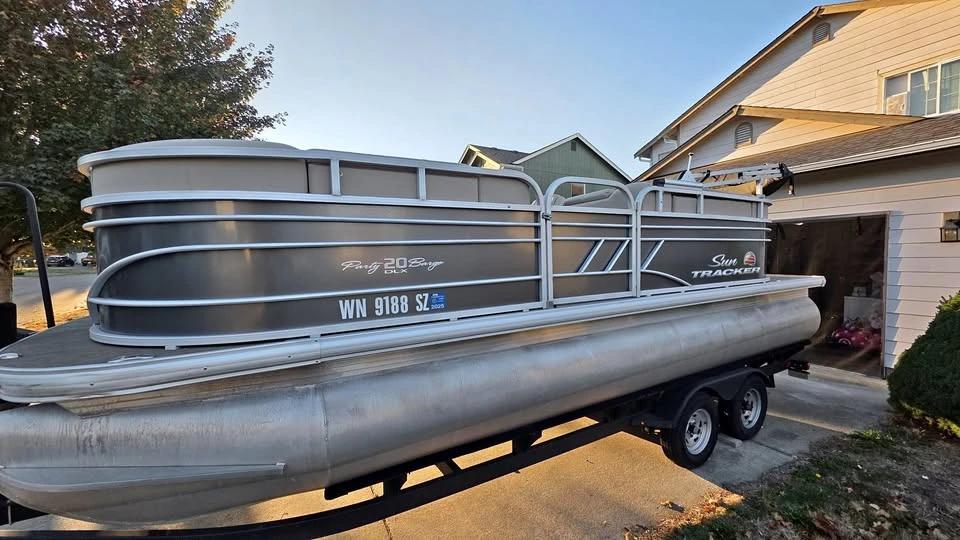2022 Sun Tracker Party Barge DLX 20 Pontoon Party Barge® 20 DLX
