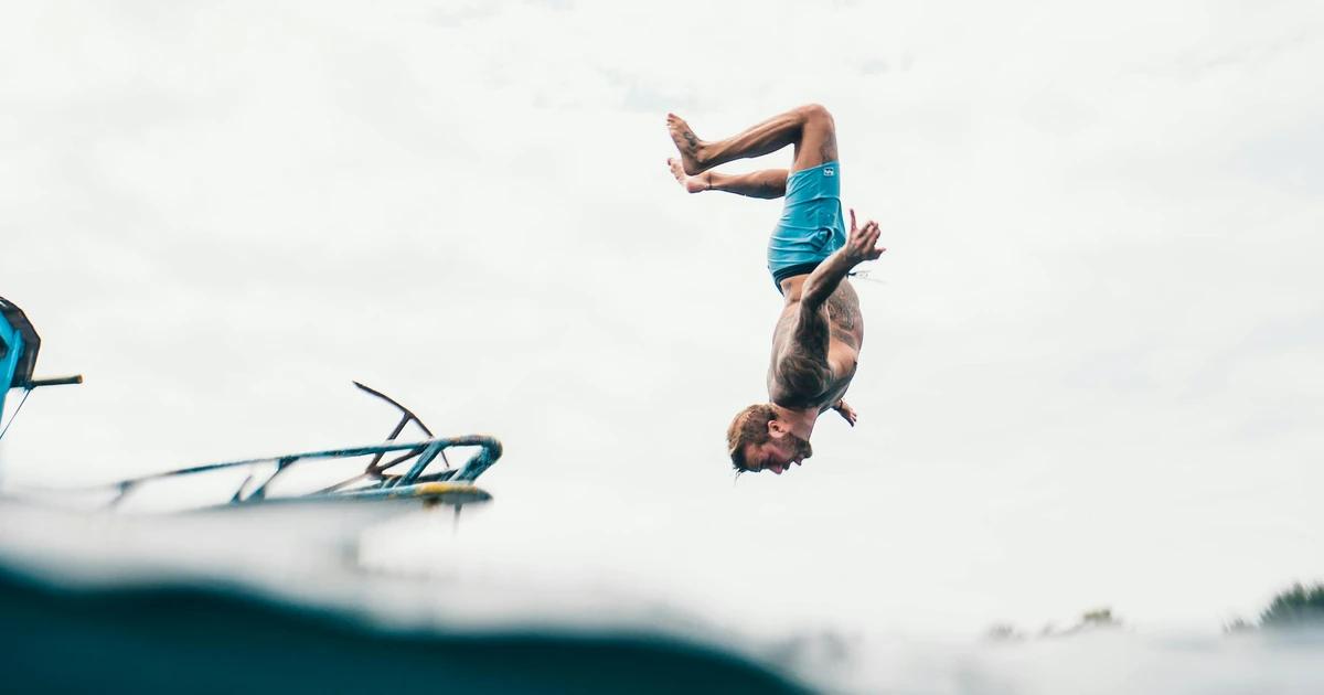 Pontoon vs Bowrider: Which Boat Is Right for You?